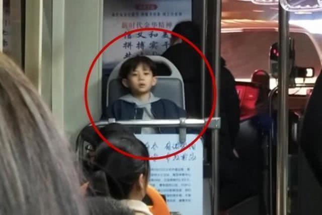  5岁男孩坐公车走红，颜值太高引乘客围观，网友：我愿等他长大