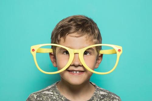 [孩子第一次配眼镜应该注意哪些问题，可不能太随便]第一次给孩子配眼镜