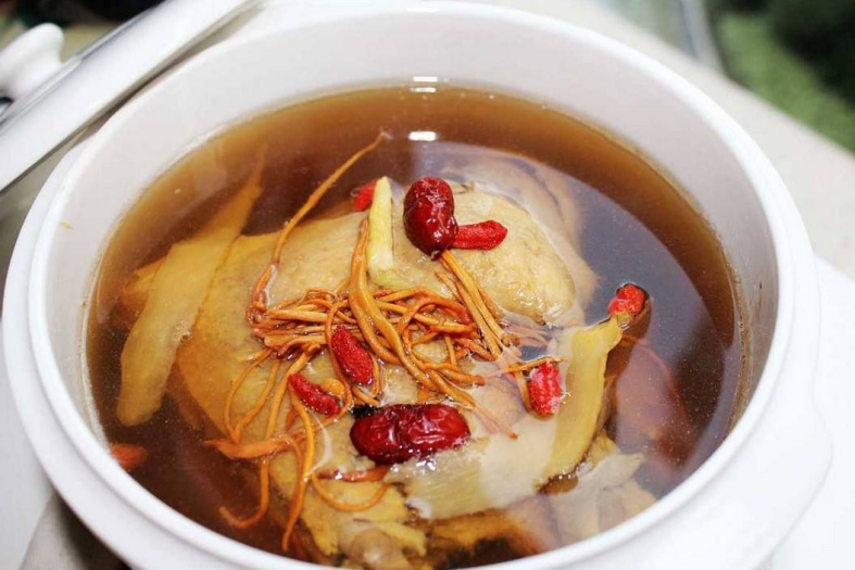 慢火煲煮的中华老火靓汤,是广府人传承数千年的食补