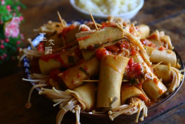  番茄金针豆皮卷的家常做法，香辣可口，简单易做，绝美小吃就它了