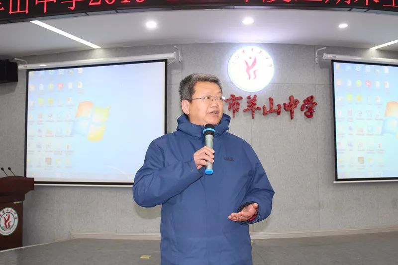 谈校长做学期工作回顾,对教师们的努力与付出大加赞赏,对羊山中学这一