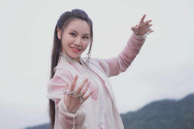 刘嘉欣95后三栖歌手跟朱茵相似度百分之九十