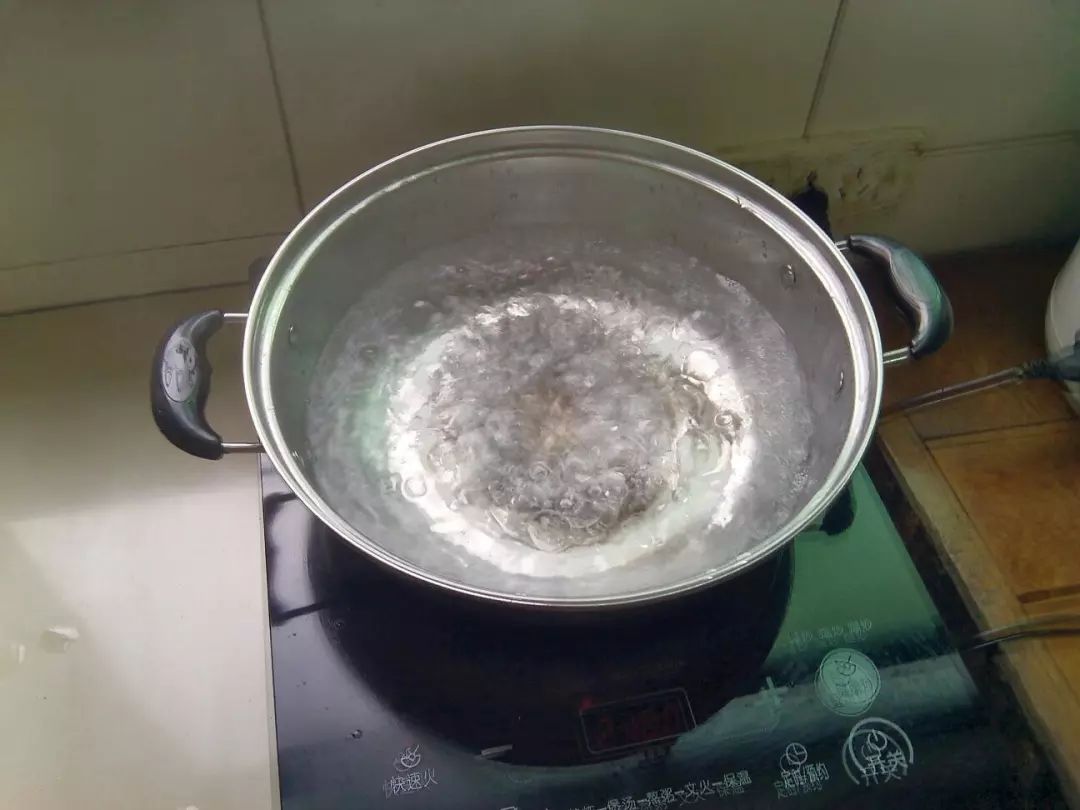 家里的锅盖上很多油？千万别用布擦，教你3招，锅盖分分钟变干净！: