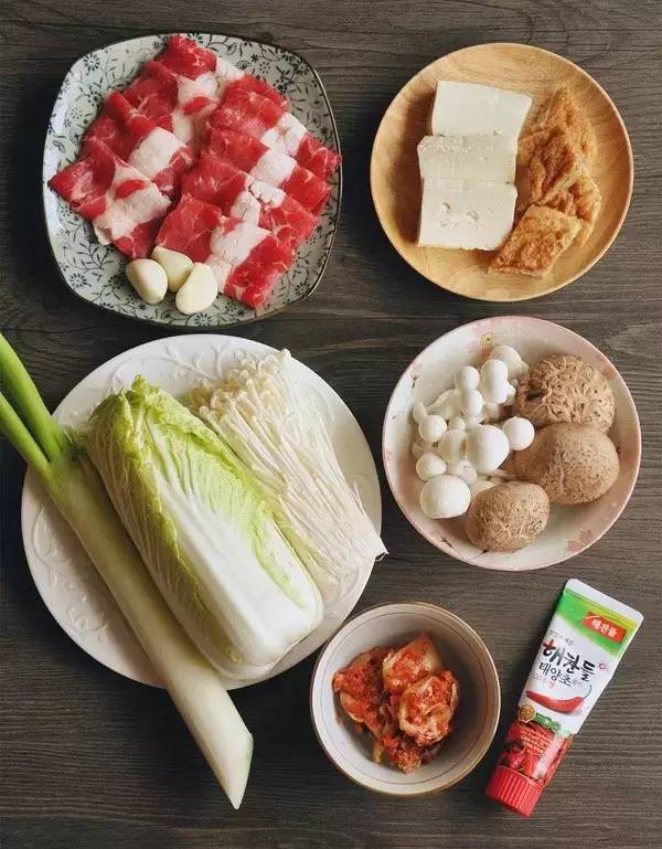 【超赞的韩式菌菇肥牛暖锅做法,味道鲜美，喜欢的学起来吧】