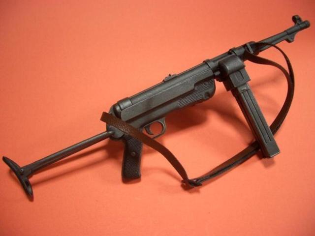 这款枪被称为"纳粹屠夫",开创性的折叠枪托,德军经典之作