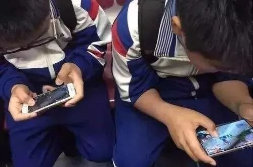 放假期间,孩子总是低头玩手机,聪明家长这样做,孩子不
