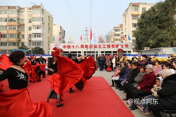 西安枣园安居社区迎新春文艺汇演，建筑工人与居民共联欢