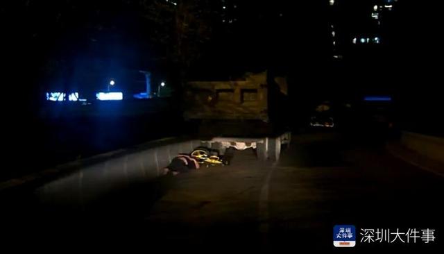 醉酒男子深夜卧躺路边，意识不清，深圳的哥路