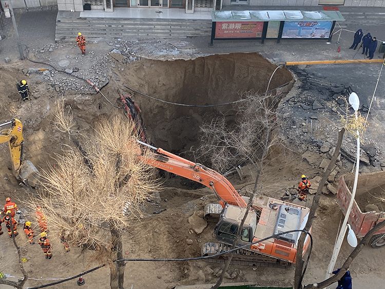西宁路面塌陷已致6人遇难 扩挖坑洞搜救失踪人员