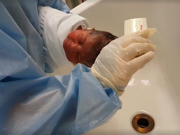 新生儿出生后的10分钟，在护士手里经历了什么？很多妈妈都不知道
