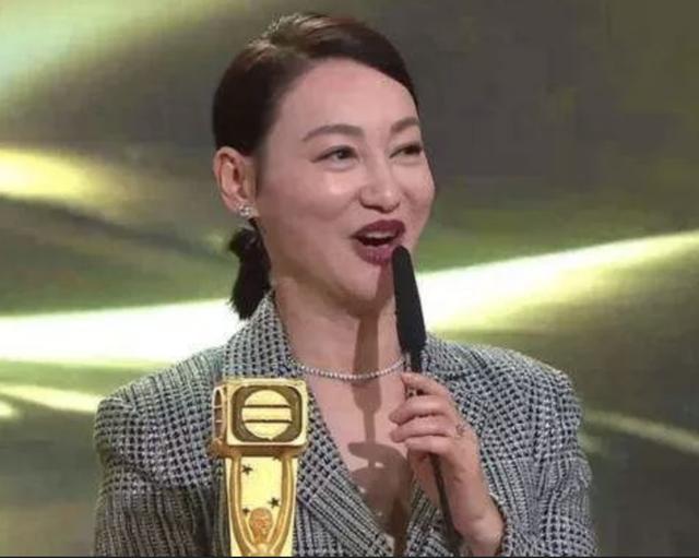 朱丹和谢娜的中年危机：女人最大的悲哀，是放