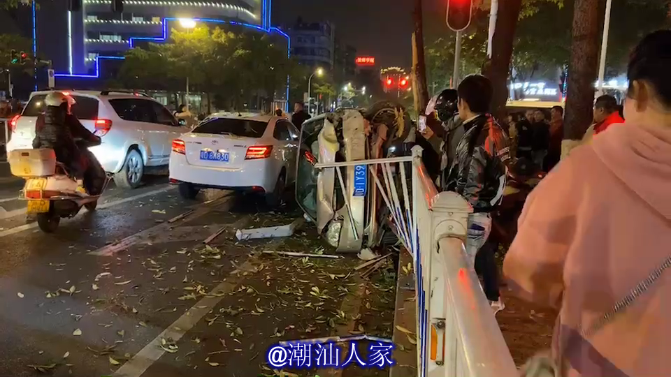 汕头一小轿车失控撞路灯与护栏后翻车,事故造成4人受伤