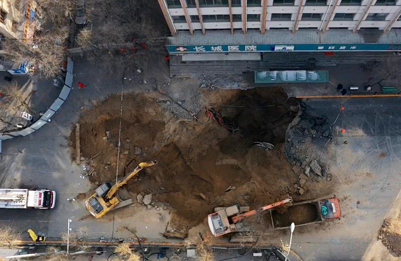 西宁路面塌陷已致6人遇难 扩挖坑洞搜救失踪人员