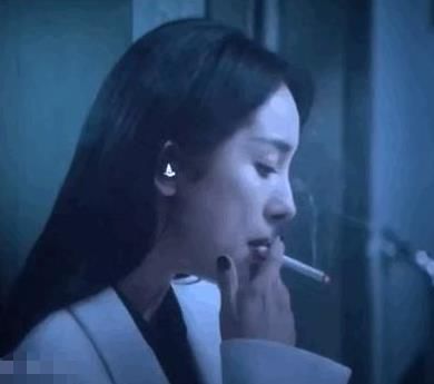 杨幂"抽烟"镜头曝光,看清她夹烟的手势,网友:确定是个