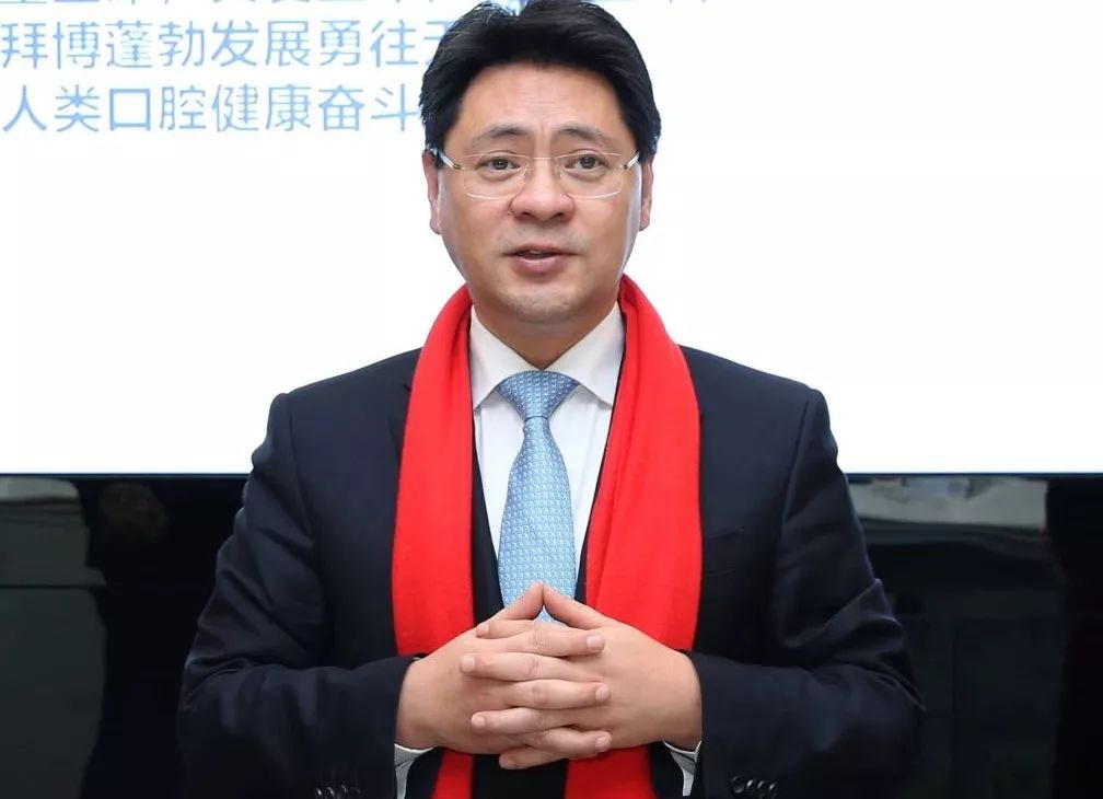 泰康健投副总裁兼泰康拜博口腔首席执行官朱正宏为培训学员颁发旗帜