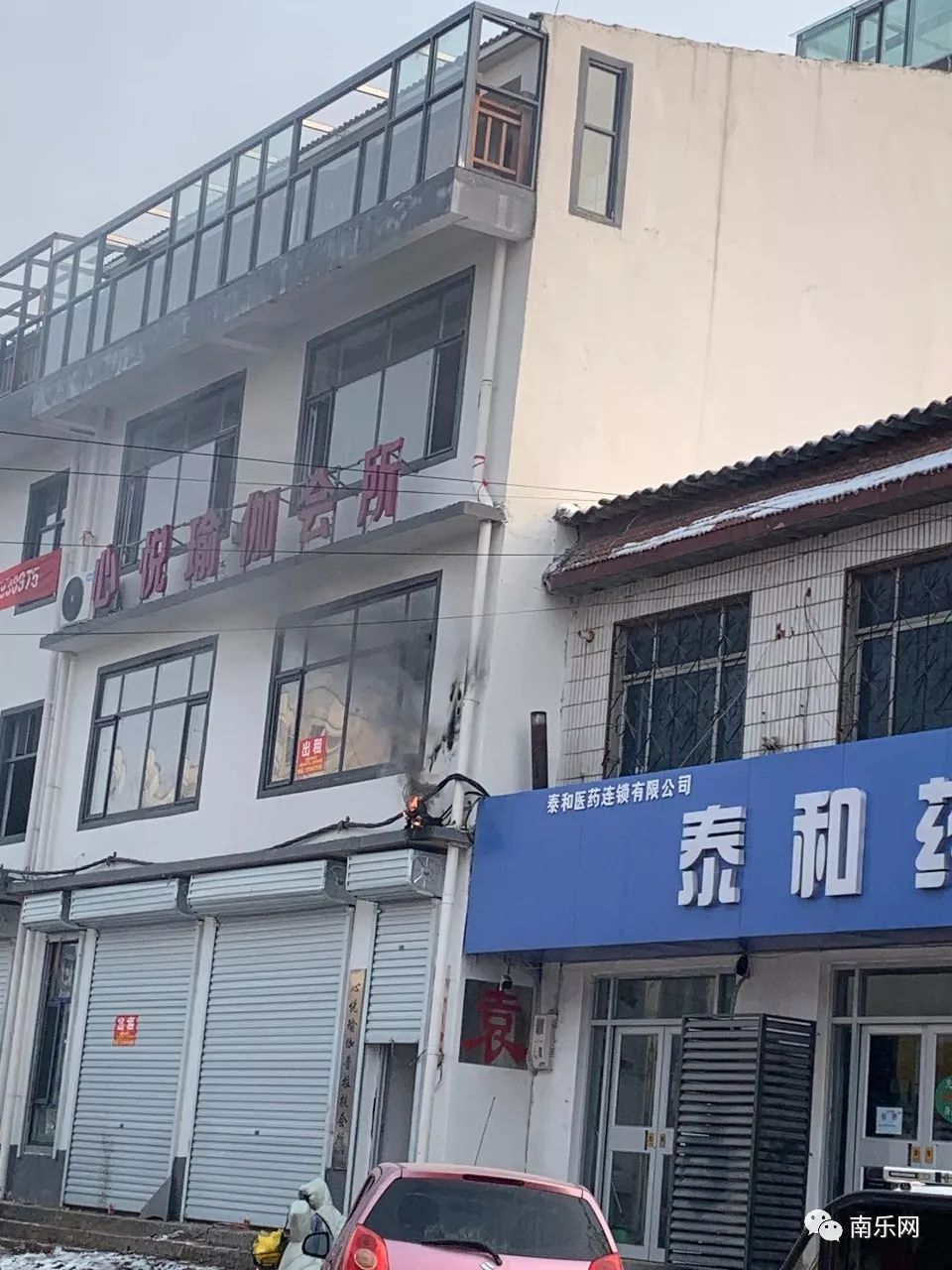 南乐街头一店铺突然起火,现场黑烟滚滚…(附视