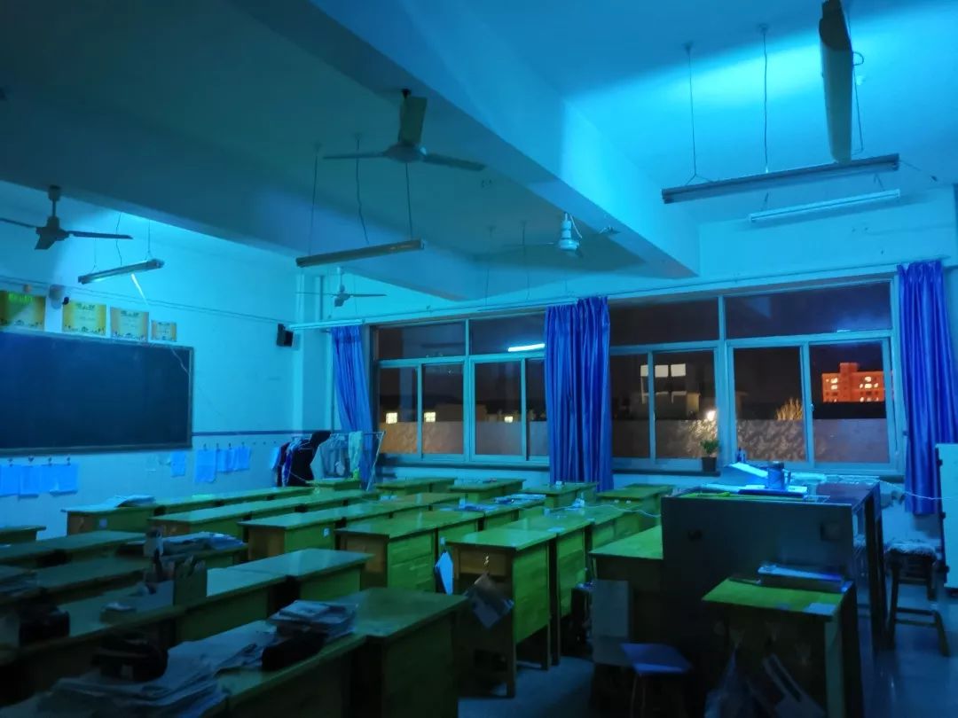 晚自习后利用紫外线灯对教室进行消毒