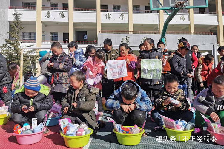 10岁女童头上虱子如珠串续，1300名孩子收到礼物过新年|