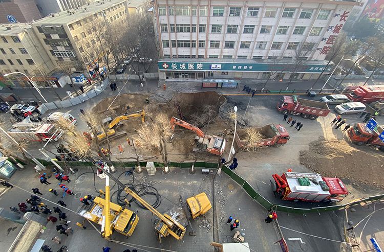 西宁路面塌陷已致6人遇难 扩挖坑洞搜救失踪人员