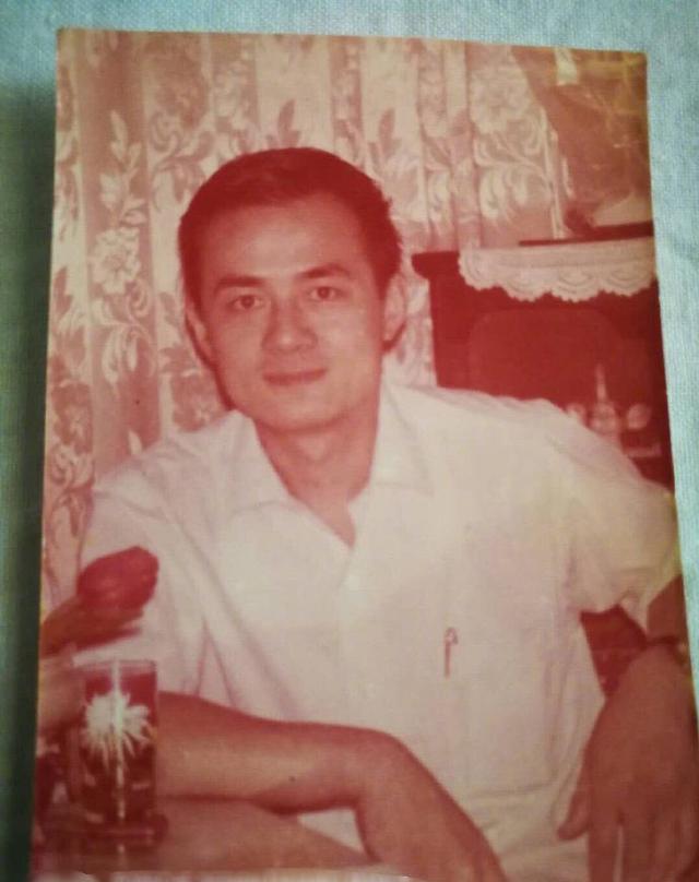 黄奕父亲节晒爸爸年轻时未美颜未ps照片,网友看照大赞