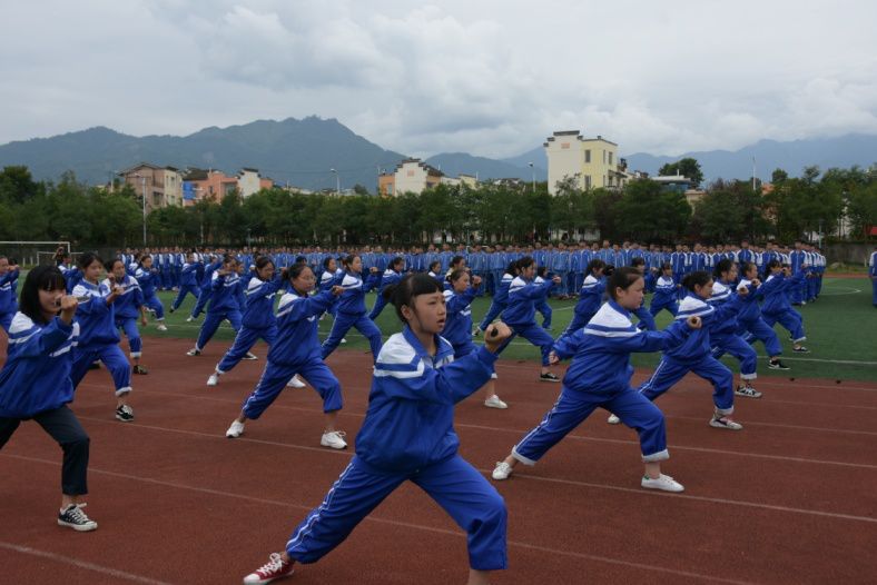 学校是彭州市山区规模较大的农村初级中学,教学辐射原白鹿,思文,通济