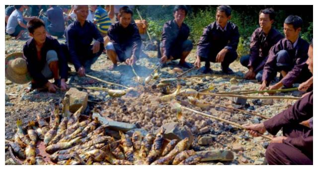 [酸鱼是侗族酸食中最有特色的食物，腌制20年的酸鱼，你敢吃吗？] 