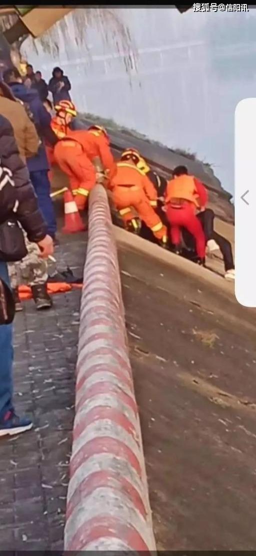 突发信阳民桥下发现一无名男尸漂浮在水面穿着白球鞋