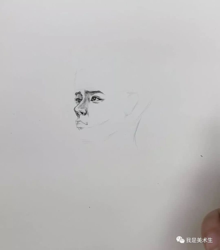教你画一个戴口罩的速写男青年头像!