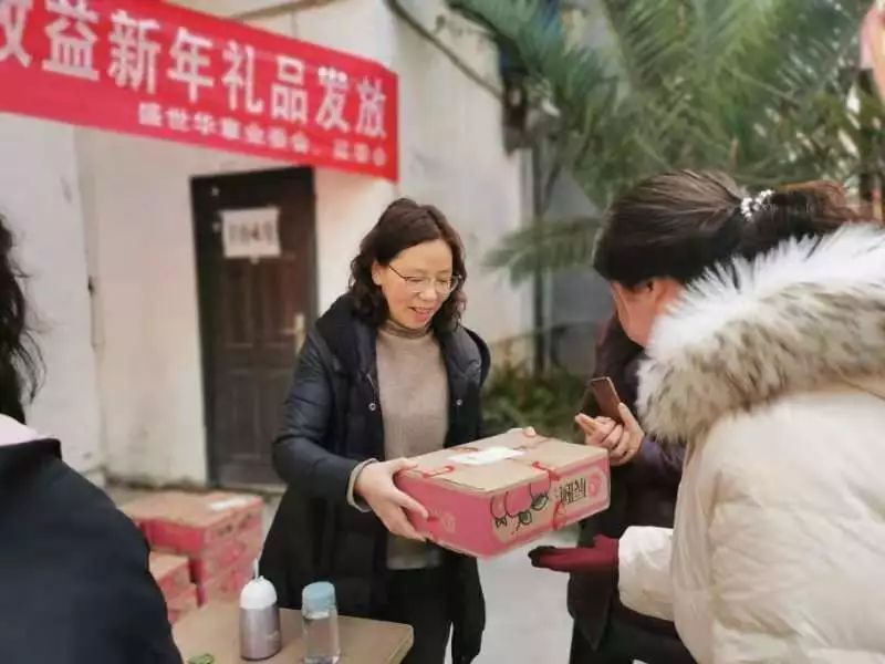 原来,这是该小区业委会和监委会首次利用小区公共收益购买新年礼品