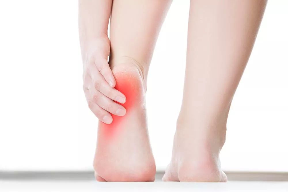 足跟裂 有一种痛，是走路时足跟也会痛。如何摆脱“跟痛症”？