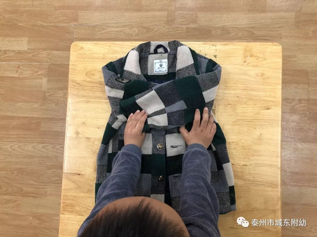 套衫一只小手钻山洞另一只小手钻山洞再钻我的小脑袋理好衣服穿好了我