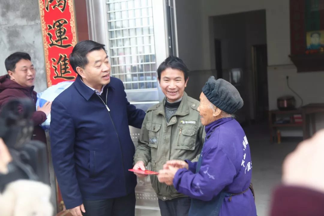 随后,李高兴分别来到白舍镇中和村贫困群众刘细老水,程国华,曾学良