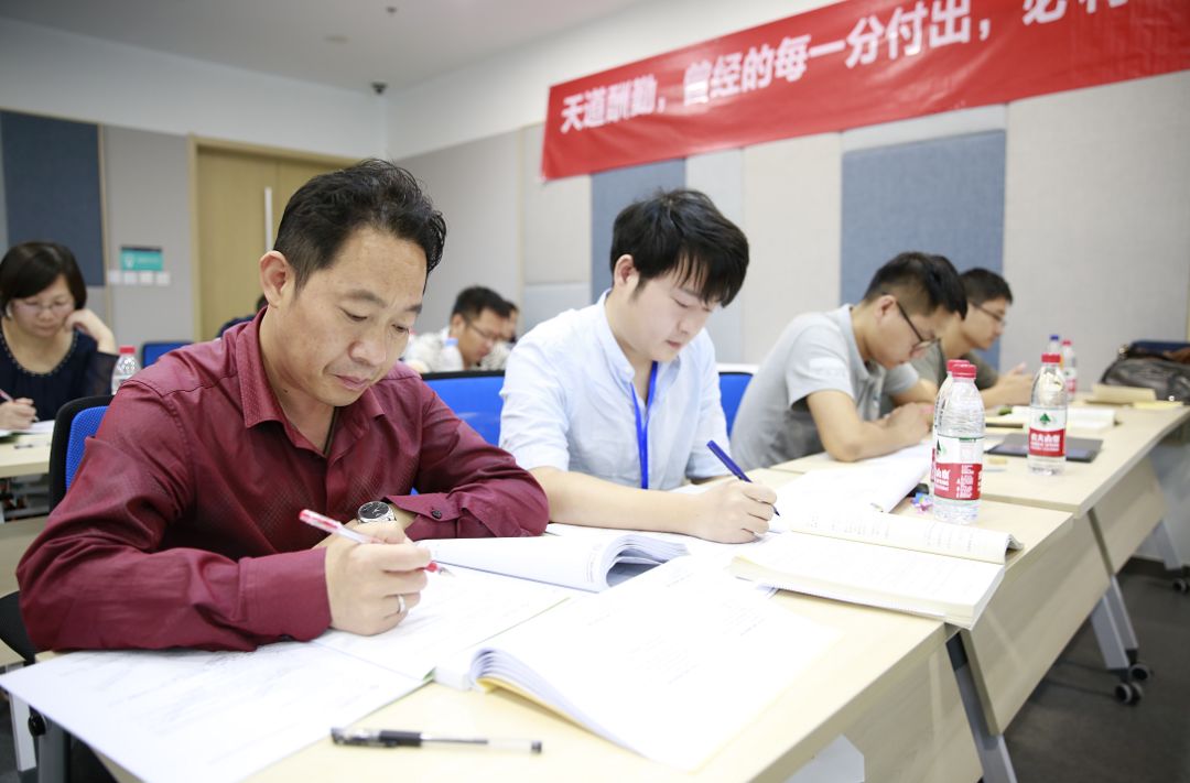 致敬2019负重前行的考证人2020我们只争朝夕不负韶华