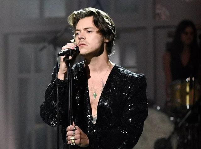 harry styles,可以是女装大佬,也能是非常规偶像