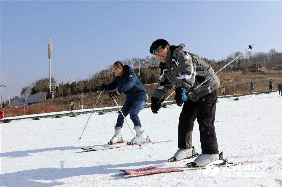 "全国大众冰雪季"青鹃山滑雪场活动暨青鹃山青少年冬令营启动_天水市