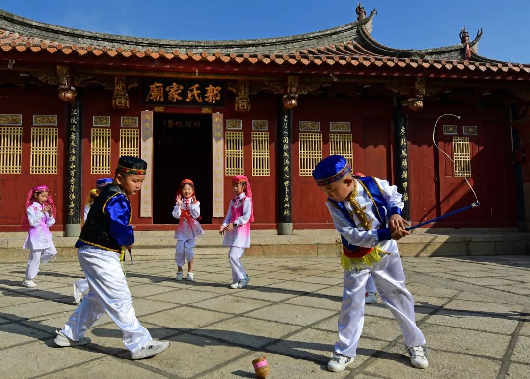 《百崎回族少年 谢玉娓/摄影《灯火辉煌 陈芳裕/摄影《新区建设者