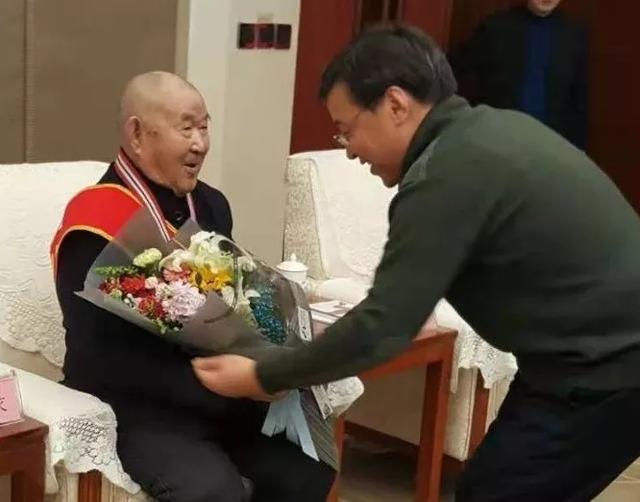 中宣部中央文明办看望慰问全国道德模范赵永录盛春德由艳丽