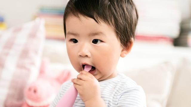  给宝宝刷牙这件事件，很多家长不仅开始的晚，关键方法还不对