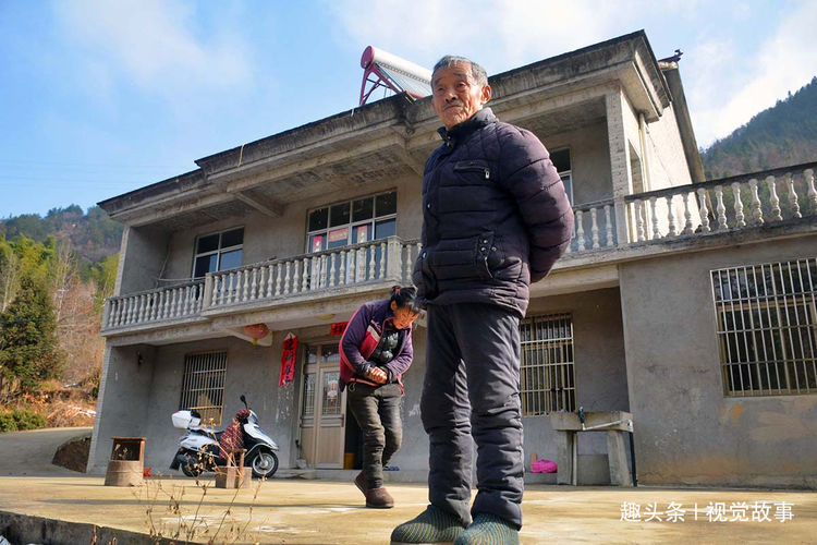 73岁大爷住土砖屋40余年，儿子儿媳建起楼房，看他为啥不愿搬进去 