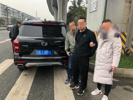 闹市驾车碰瓷百余起 成都老司机因涉嫌诈骗罪被