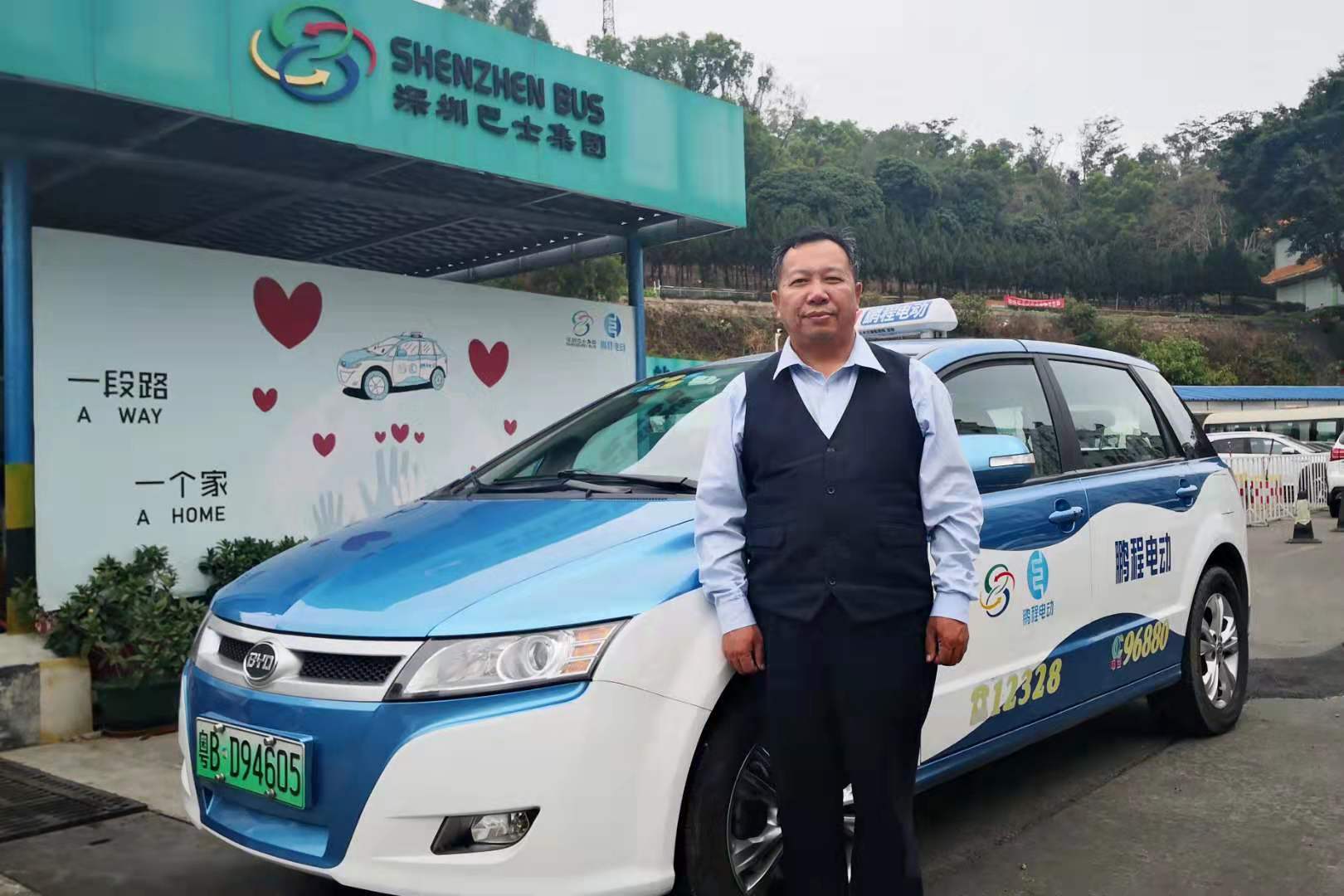 醉酒男子深夜卧躺路边，意识不清，深圳的哥路