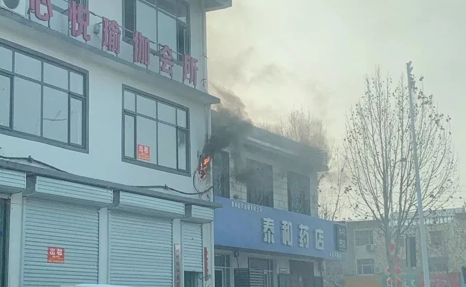 南乐街头一店铺突然起火,现场黑烟滚滚…(附视