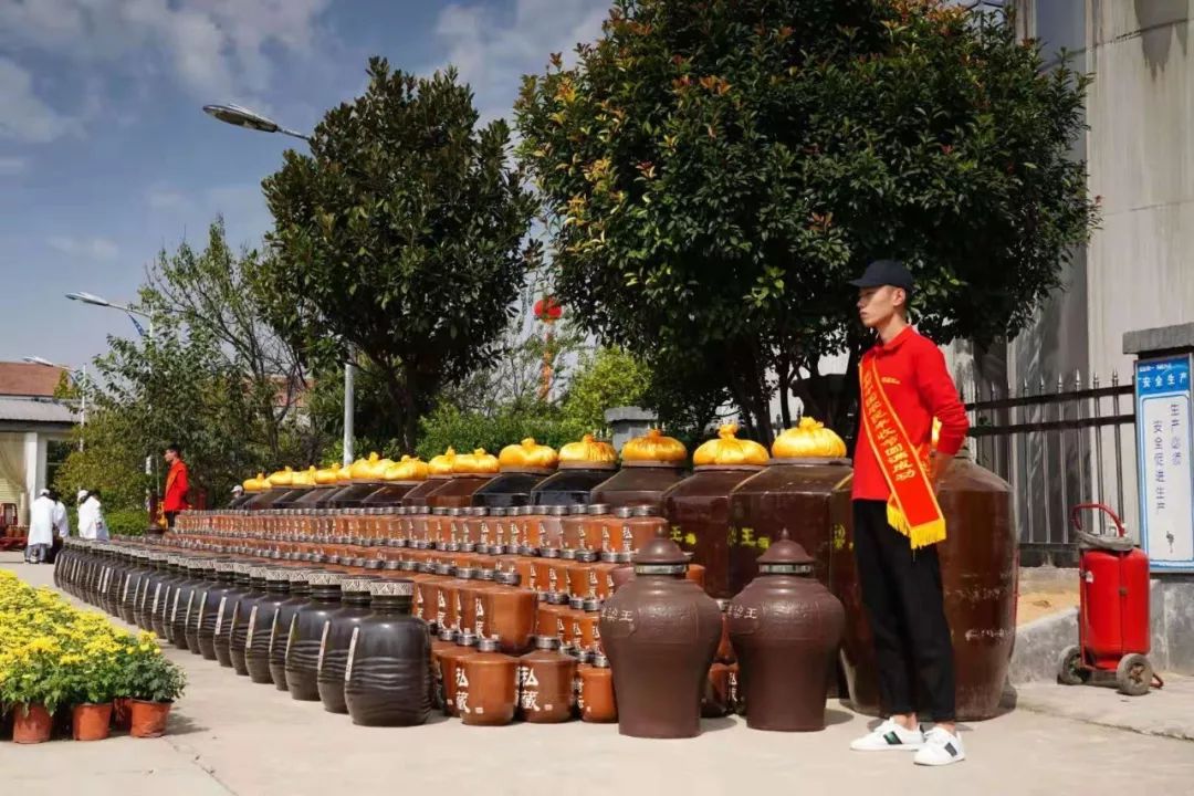 汉梁王酒厂坐落在风景秀丽的中国长寿之乡——河南夏邑,区域交通发达