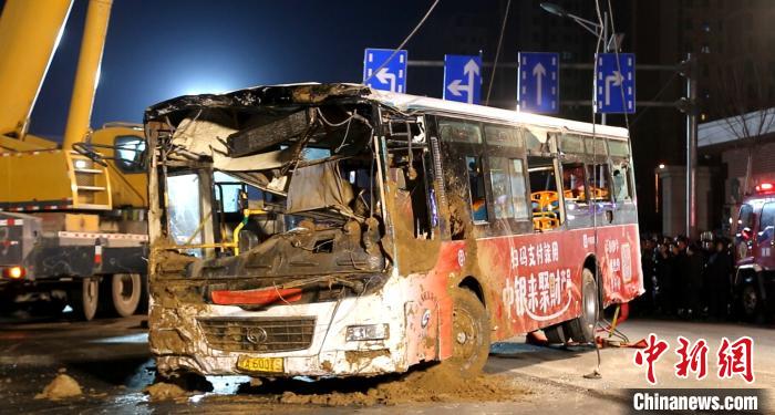西宁路面坍塌公交车陷入大坑10人失联已找到9具遗体