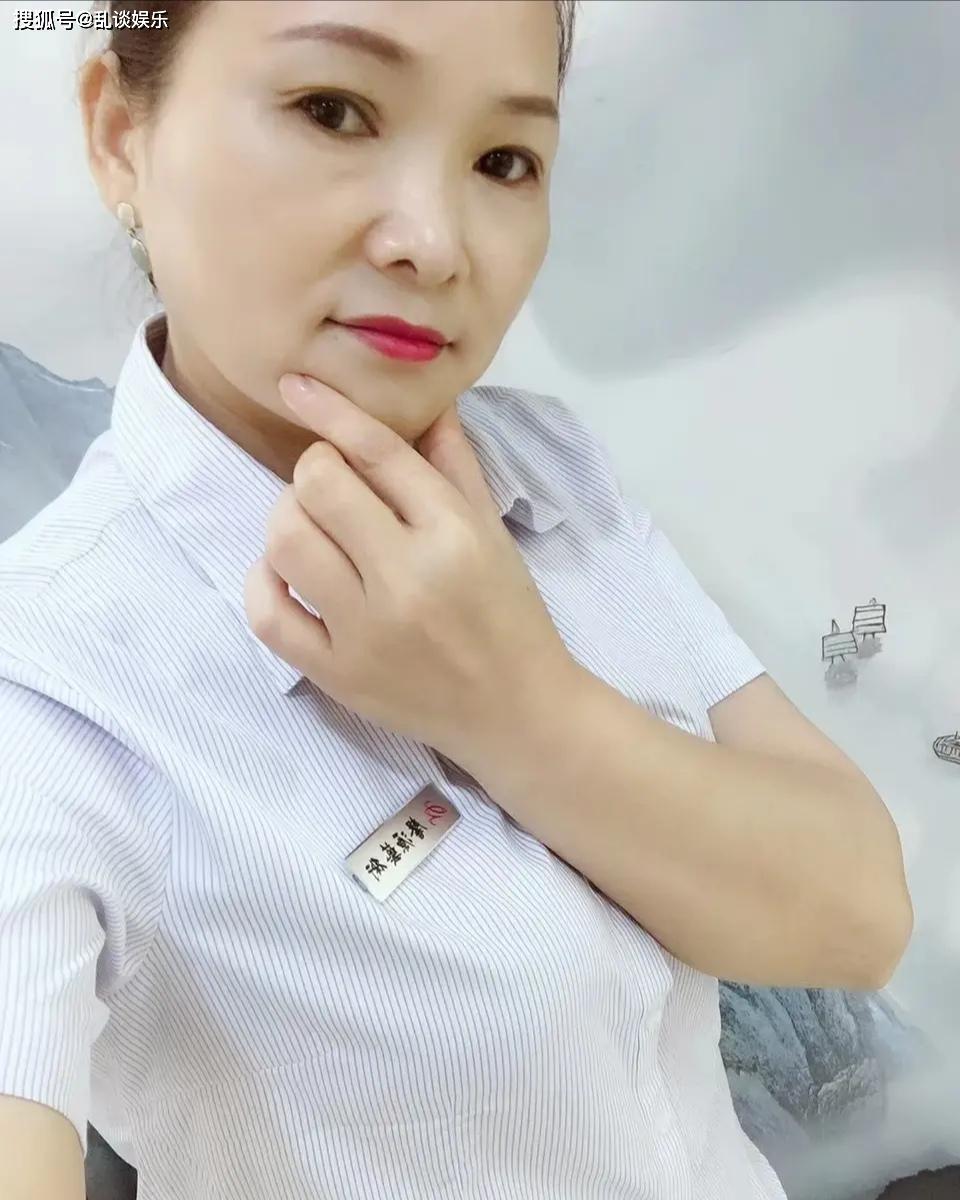 50岁的阿姨,依然充满自信,过的有滋有味,让人羡慕