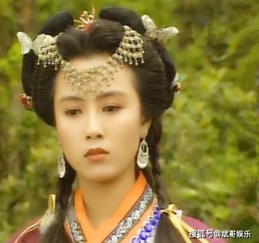 袁洁莹的经典角色二:1990《笑傲江湖》蓝凤凰,她的古装充满古典气质和