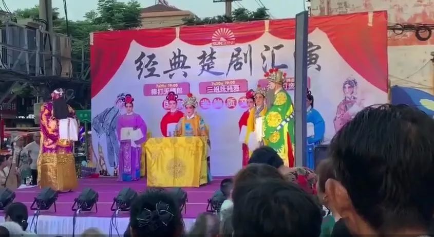 安陆楚剧团在西亚广场举行纳凉经典楚剧汇演