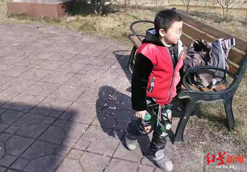 孩子走失不幸身亡，正在玩手机的父亲该当何罪