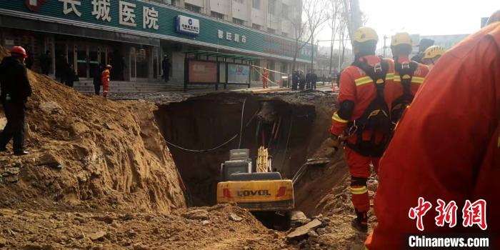 西宁路面坍塌公交车陷入大坑10人失联已找到9具遗体