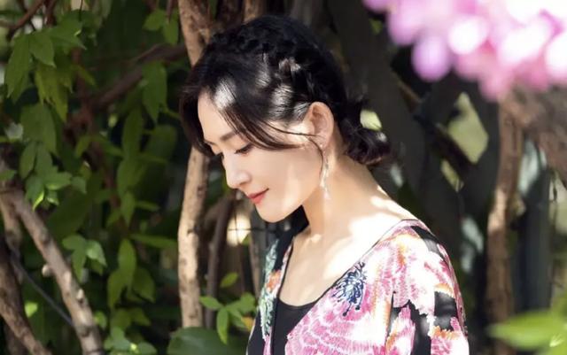 朱丹和谢娜的中年危机：女人最大的悲哀，是放